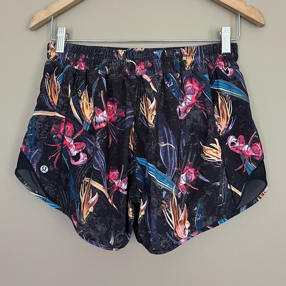 {Lululemon} Hotty Hot Low-Rise Lined Short 4" in Veiled Floral Black Multi - Picture 4 of 12